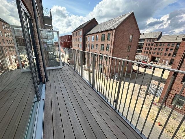 Lys 4 værelses lejlighed med altan og panoramaudsigt