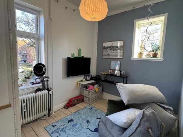 Lys 4 værelses lejlighed med klassiske detaljer