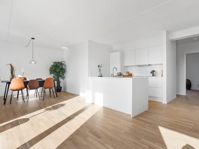 Lys 4 værelses lejlighed med to terrasser i Valby