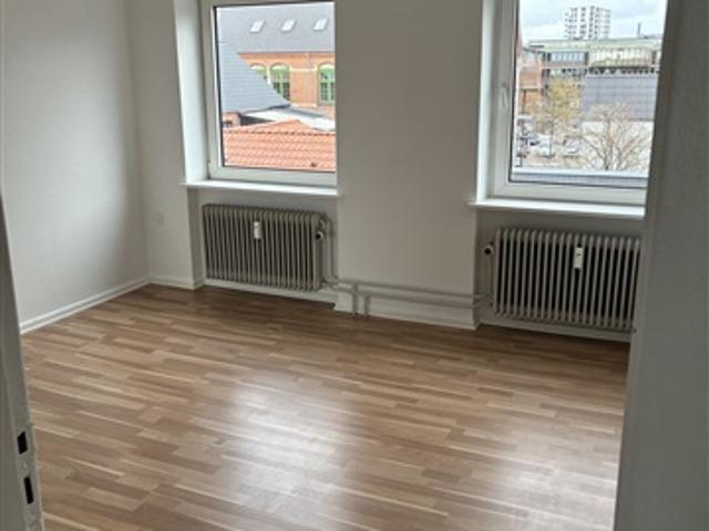 Lys 4 værelses lejlighed på 82 m² med nyt køkken og badeværelse, Herning, Ringkøbing