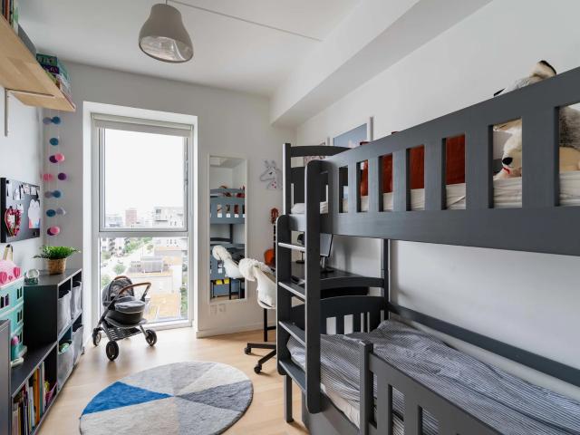 Lys 6 værelses lejlighed i to plan i København S