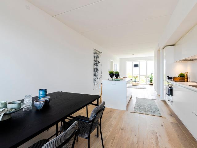 Lys bolig tæt på strand, lufthavn og byliv