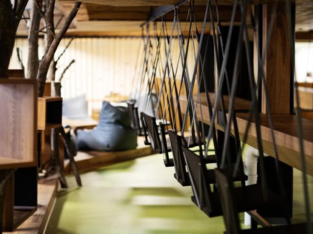 Lys etværelses med fællesfaciliteter og tagterrasse
