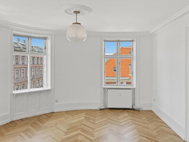 Lys hjørnelejlighed med byudsigt og klassisk charme