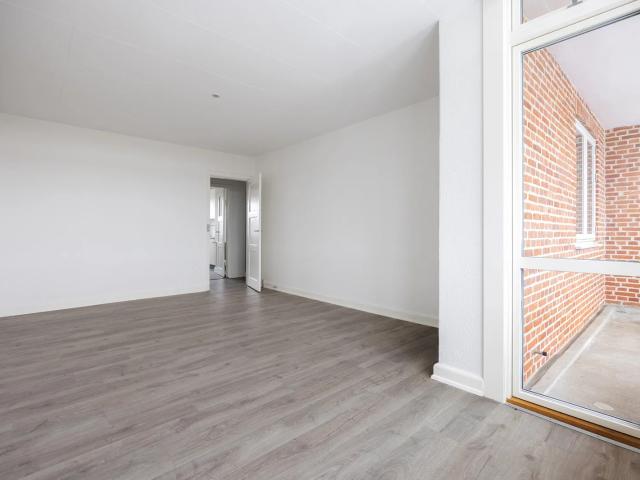 Lys og delevenlig 4 vær. med glasinddækket altan i Aalborg