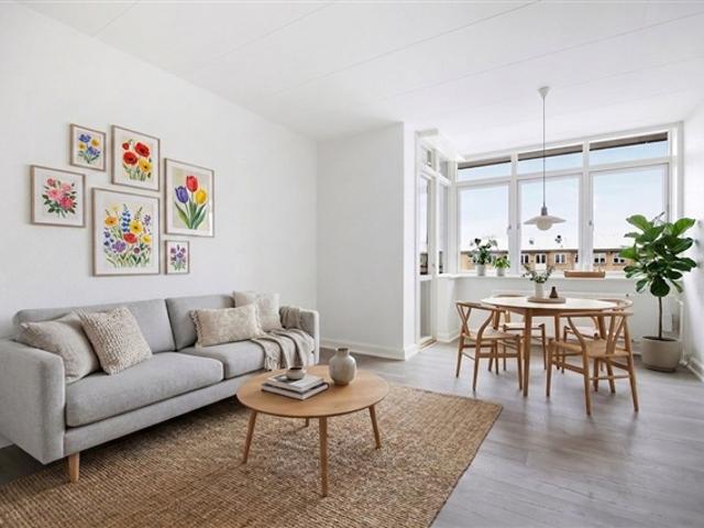 Lys og delevenlig 4 vær. med glasinddækket altan i Aalborg
