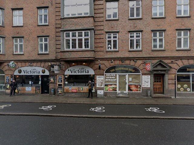 Lys og delevenlig 3 værelses på 89 m2 ved gågade og havnefront – nyt HTH køkken og fransk altan