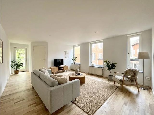 Lys og delevenlig 3 værelses på 99 m2 med altan/terrasse, parkering og husdyr tilladt
