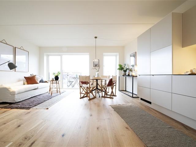 Lys og flot 4 værelses lejlighed, Søborg, København