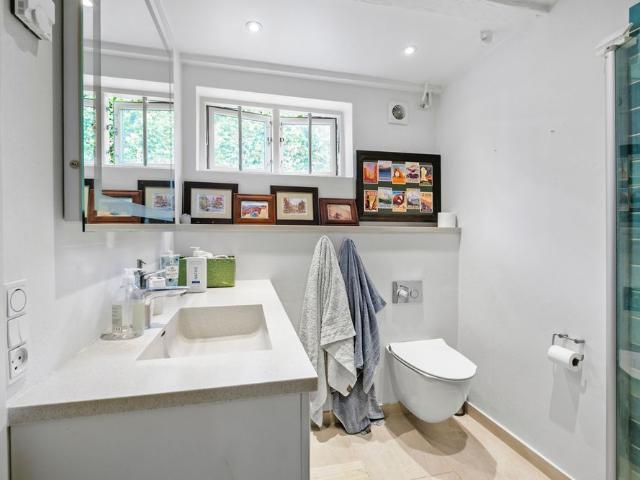 Lys og indbydende villa i tre plan på rolig adresse: Masser af sjæl, solrig have og plads til familien. Tæt på natur, DTU og hurtig adgang til Kbh