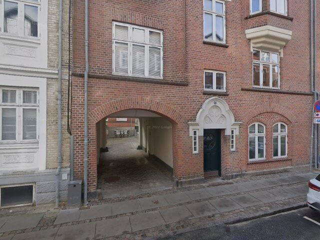 Lys og indbydende lejlighed med altan i Aalborgs hjerte