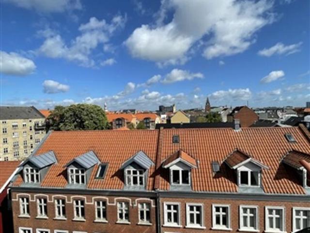 Lys og indbydende lejlighed med altan i Aalborgs hjerte