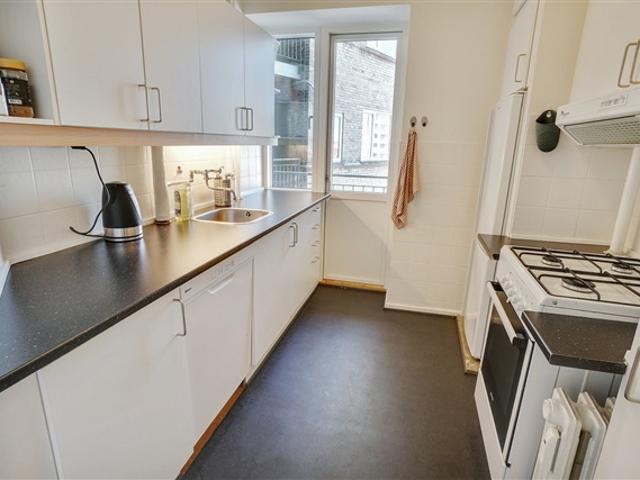 Lys og indretningsvenlig 3 værelses på 96 m2 med altan, elevator og vaskemaskine/tørretumbler, Aalborg, Nordjylland