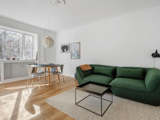 Lys og møbleret lejlighed med to altaner i hjertet af Frederiksberg C