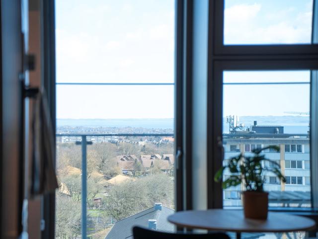 Lys og møbleret lejlighed med altan og fællesfaciliteter