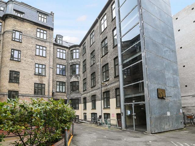 Lys og moderne 4 værelses lejlighed i København V
