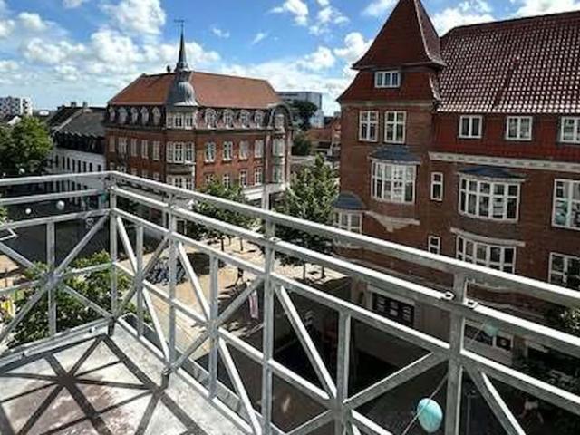 Lys og moderne 3 værelses med altan og tagterrasse i Hjørring