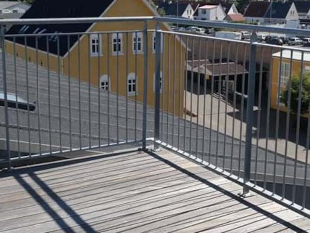 Lys og moderne 3 værelses med altan og tagterrasse i Hjørring