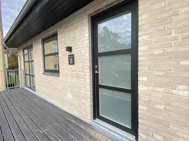 Lys og moderne 3 værelses på 85 m2 med terrasse, parkering og bryggers