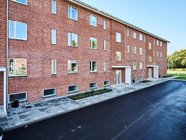 Lys og nyrenoveret lejlighed med altan nær centrum