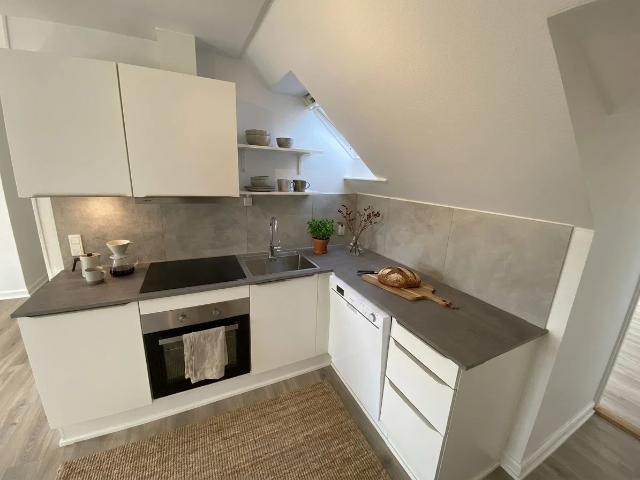 Lys og pæn renoveret 3 værelses på 3. sal med vestvendt altan