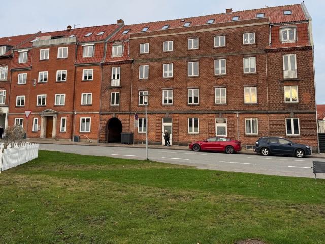 Lys og rummelig 3 værelses tæt på gågade
