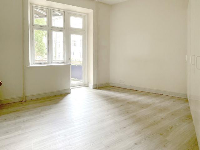 Lys og rummelig 3 værelses lejlighed med stor altan!