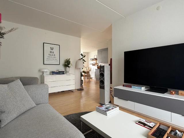 Lys og velindrettet 2 værelses på 65 m2 med nye 3 lags vinduer, moderne køkken og mulighed for parkering