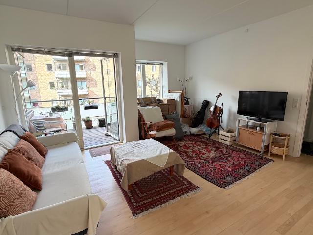 Lys lejlighed, med to altaner, på attraktiv adresse i København