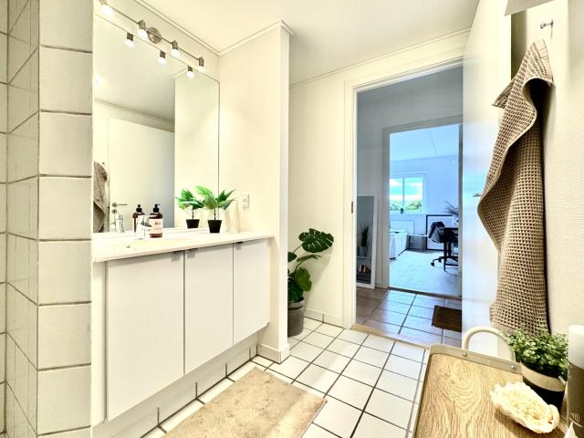 Lys lejlighed med privat terrasse og gratis parkering