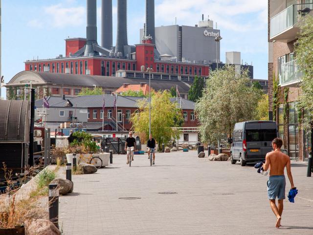 Lys lejlighed med sydvestvendt vandsideudsigt