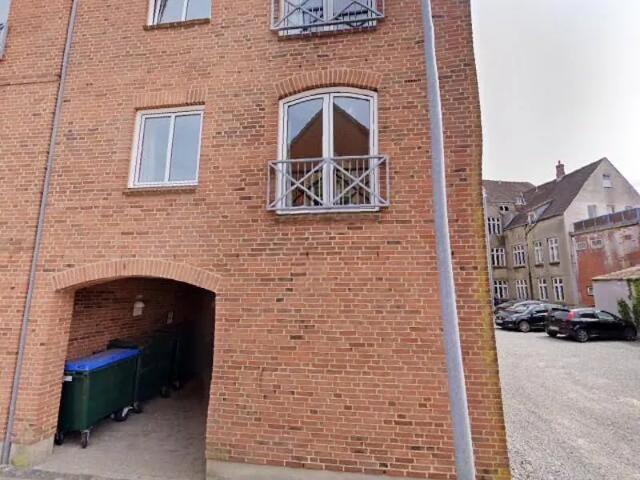 Lys, nyere 2 værelses lejlighed i centrum af Tønder