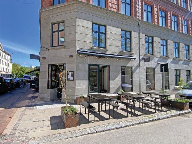Lys penthouse med privat tagterrasse nær Søerne