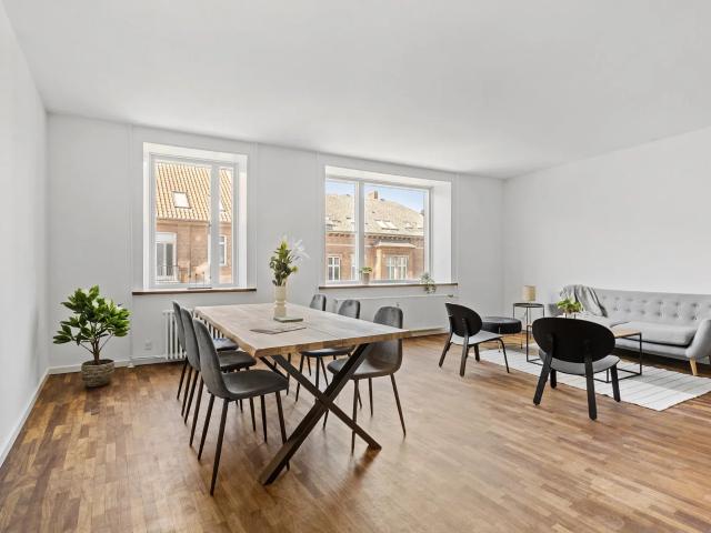 Lys, renoveret 2 værelses lejlighed i Odense C