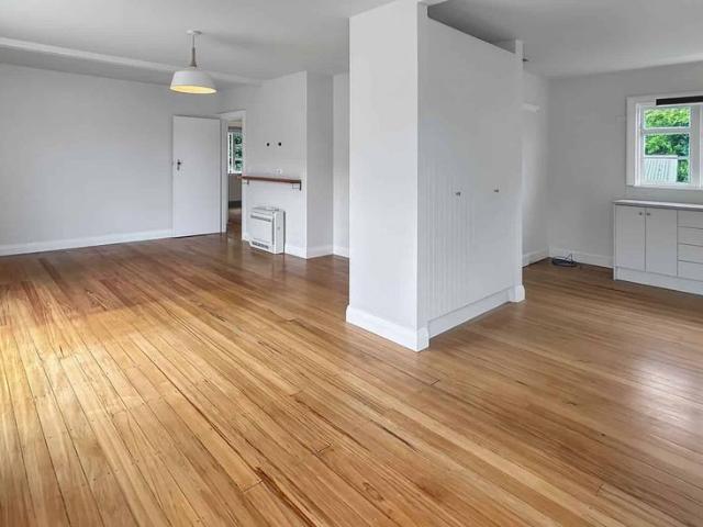LYTTELTON THREE BEDROOMS, HEATPUMP, GARAGE