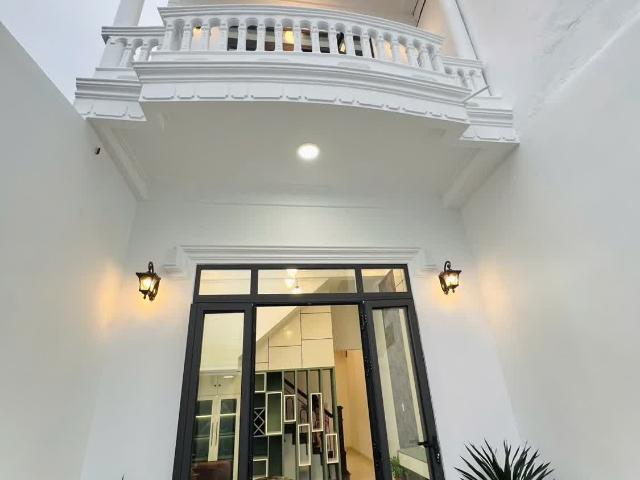 Mở bán căn nhà 3 tầng Kiệt Oto Đặng Huy Trứ Full Nội Thất Cách Mặt Tiền Vài chục mét giá chỉ: 2