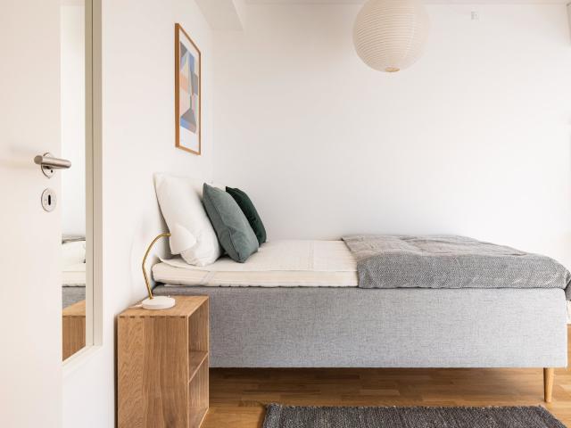 Møbleret værelse i moderne lejlighed på Sluseholmen