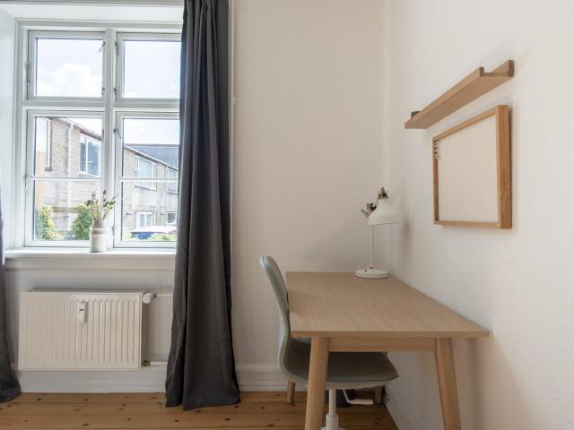 Møbleret værelse i stuelejlighed på Amager
