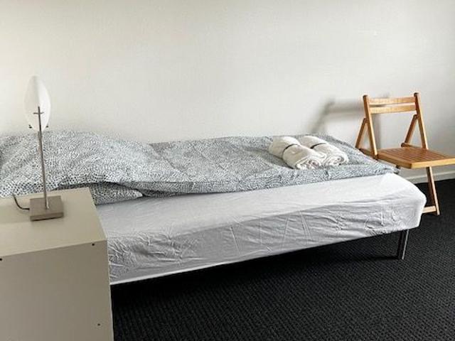 Møbleret lyst værelse udlejes, tæt på off. Transport og indkøb