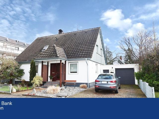 M´gladbach Hardt: Freistehendes Ein bis Zweifamilienhaus mit Garten und Garage