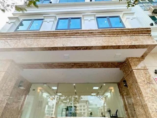 Mặt phố Lạc Long Quân 120m2, 8 tầng có hầm, MT9.4m vỉa hè 6m kinh doanh QH ổn định