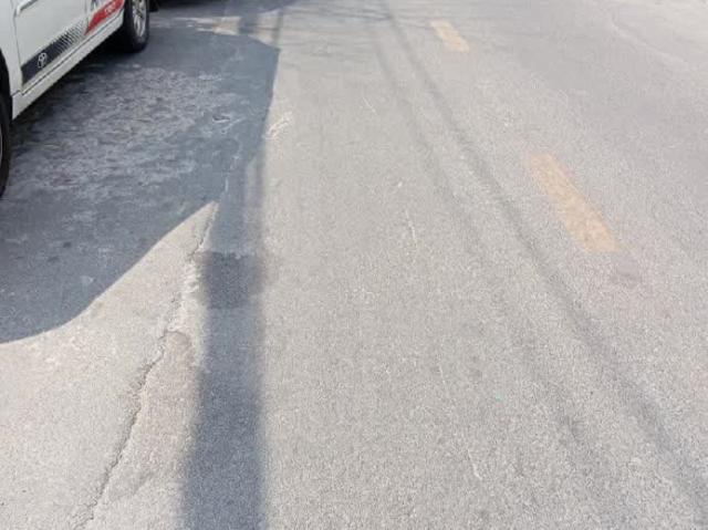 Mặt tiền quận tân phú. Đường nhựa trước nhà, đẹp, mới và rộng. 8 12m. 4 chiếc xe hơi lả lướt