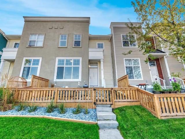 MCKENZIE TOWNE STEPS TO HIGH STREET 3 BDRM TOWNHOUSE plus den/office
