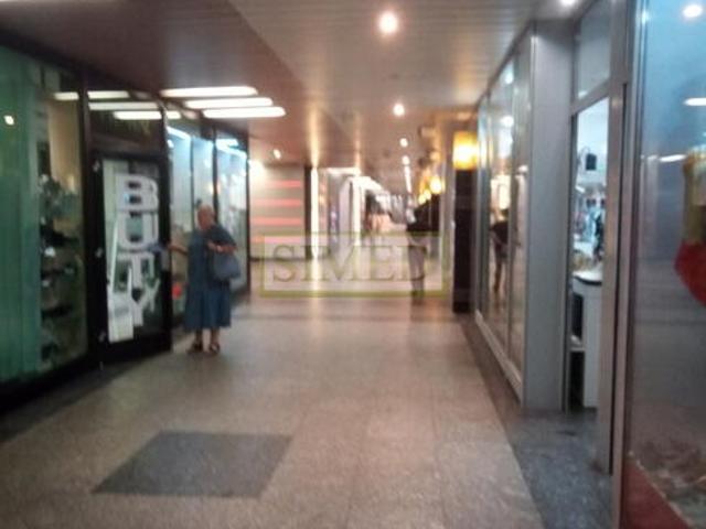 Mały punkt handlowo usługowy w Centrum Warszawy