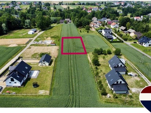 Mała działka 702 m² z mediami, idealna pod zabudowę