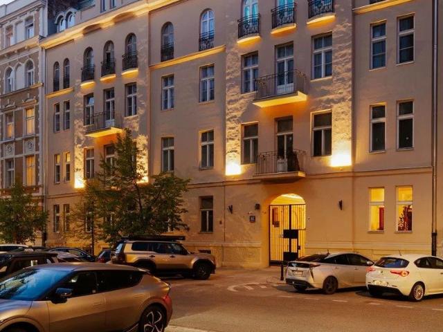 Małe, kamieniczne biuro z antresolą i niezależnym wejściem