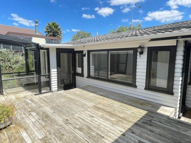 manurewa, 5 bedrooms
