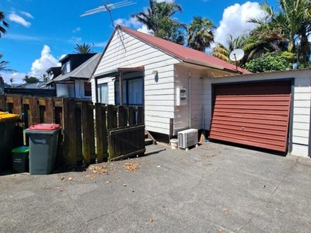 manurewa, 2 bedrooms
