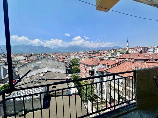 Manzaralı Cadde Üzeri Bakımlı Ara Kat Geniş Daire