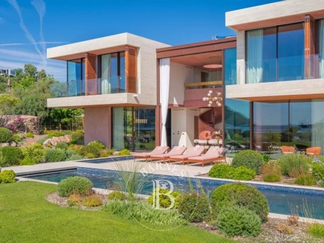 MANDELIEU LA NAPOULE VILLA CONTEMPORAINE PIEDS DANS L'EAU VUE MER PANORAMIQUE